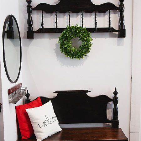 Hip Heritage Main Floor Flat In Downtown District ベルビル エクステリア 写真