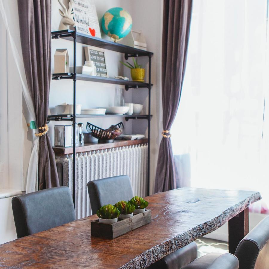 Hip Heritage Main Floor Flat In Downtown District ベルビル エクステリア 写真