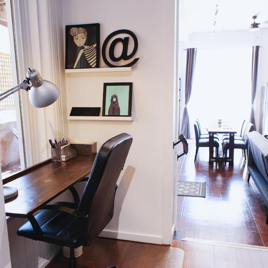 Hip Heritage Main Floor Flat In Downtown District ベルビル エクステリア 写真