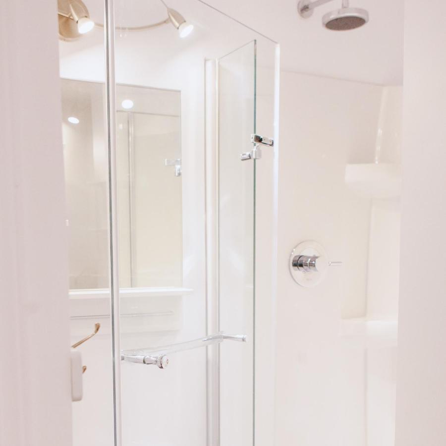 Hip Heritage Main Floor Flat In Downtown District ベルビル エクステリア 写真