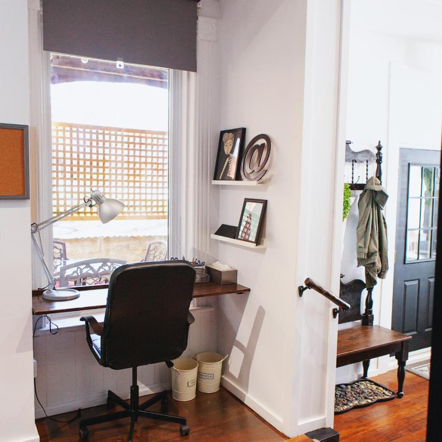Hip Heritage Main Floor Flat In Downtown District ベルビル エクステリア 写真