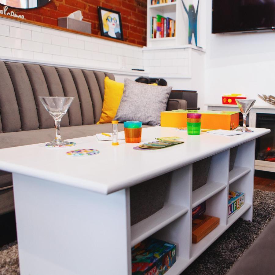 Hip Heritage Main Floor Flat In Downtown District ベルビル エクステリア 写真