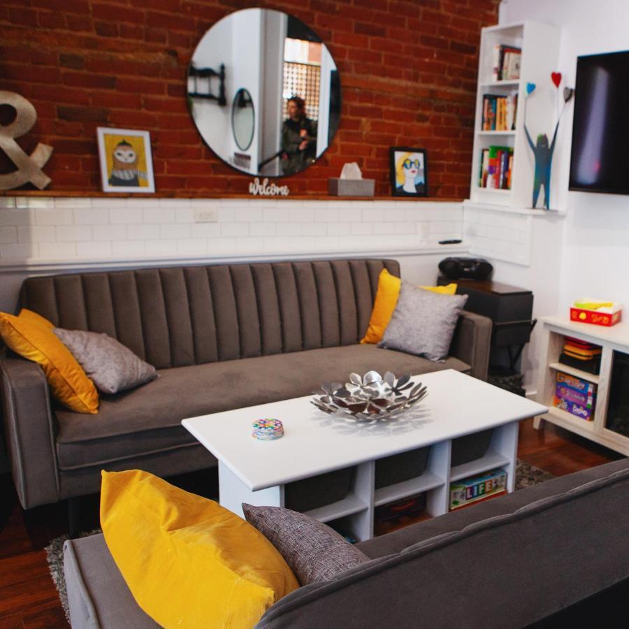 Hip Heritage Main Floor Flat In Downtown District ベルビル エクステリア 写真