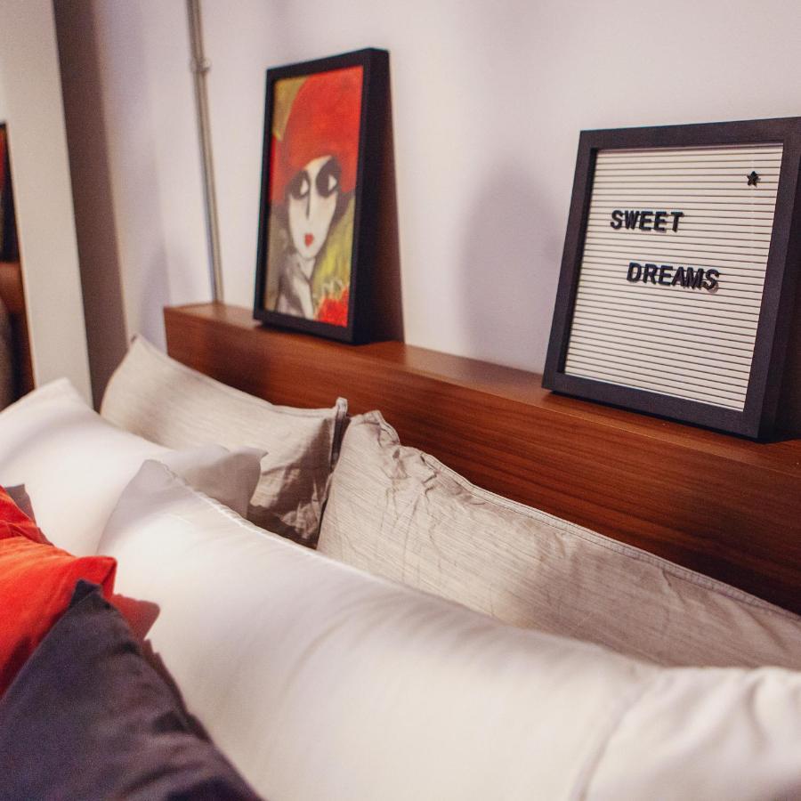Hip Heritage Main Floor Flat In Downtown District ベルビル エクステリア 写真