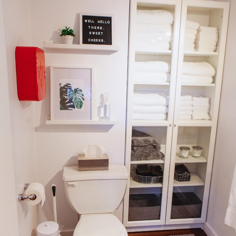 Hip Heritage Main Floor Flat In Downtown District ベルビル エクステリア 写真