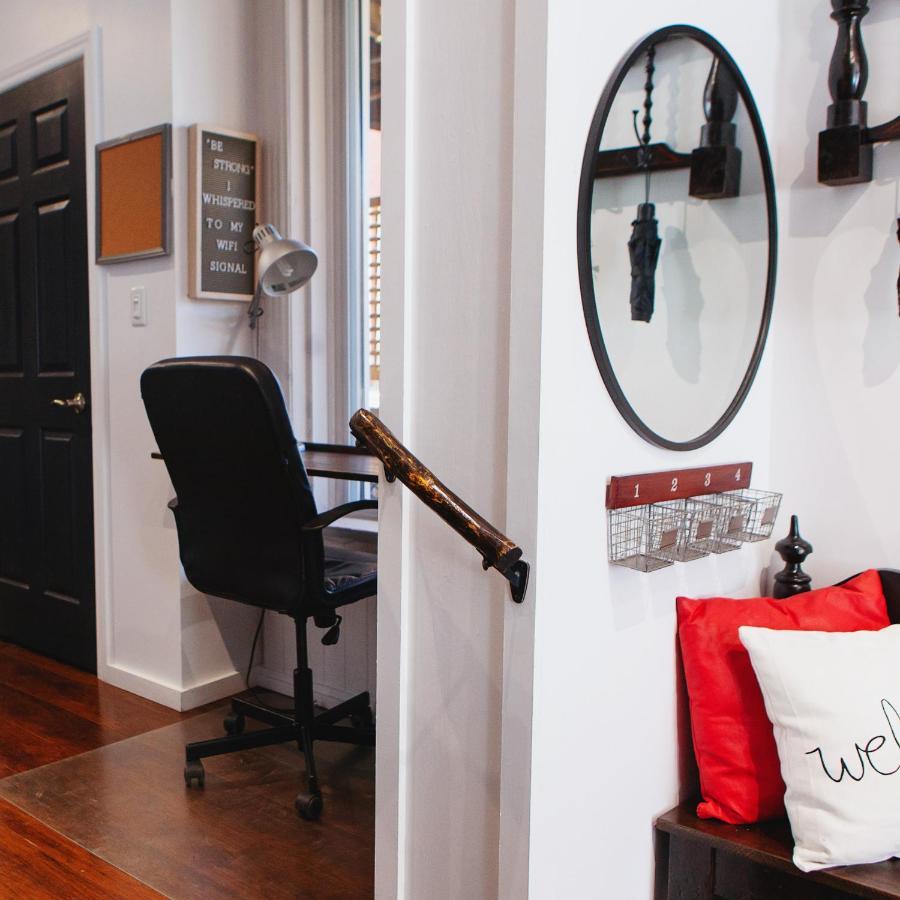 Hip Heritage Main Floor Flat In Downtown District ベルビル エクステリア 写真