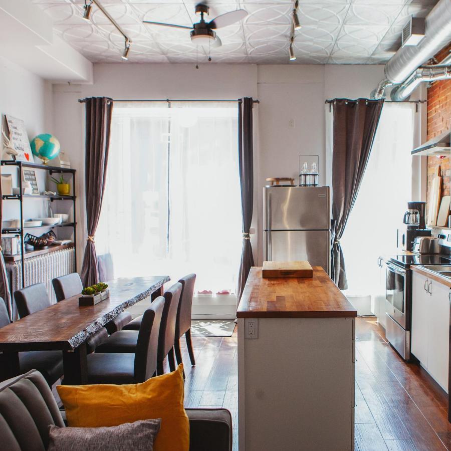 Hip Heritage Main Floor Flat In Downtown District ベルビル エクステリア 写真