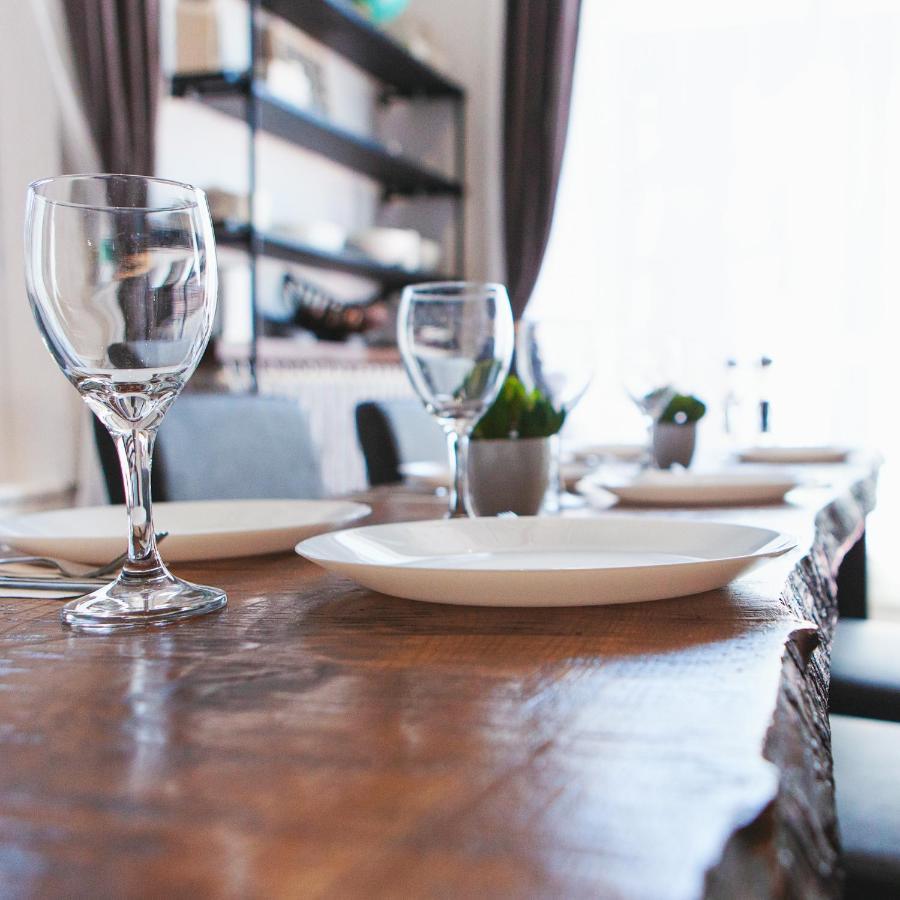 Hip Heritage Main Floor Flat In Downtown District ベルビル エクステリア 写真