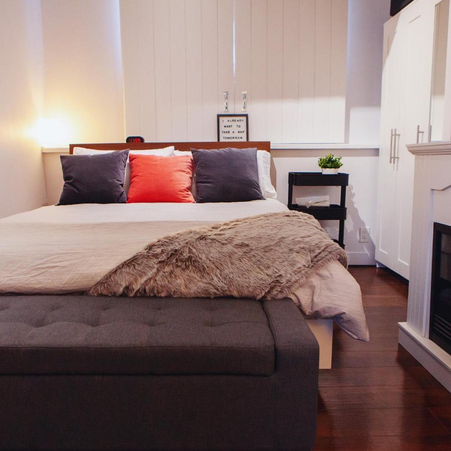 Hip Heritage Main Floor Flat In Downtown District ベルビル エクステリア 写真