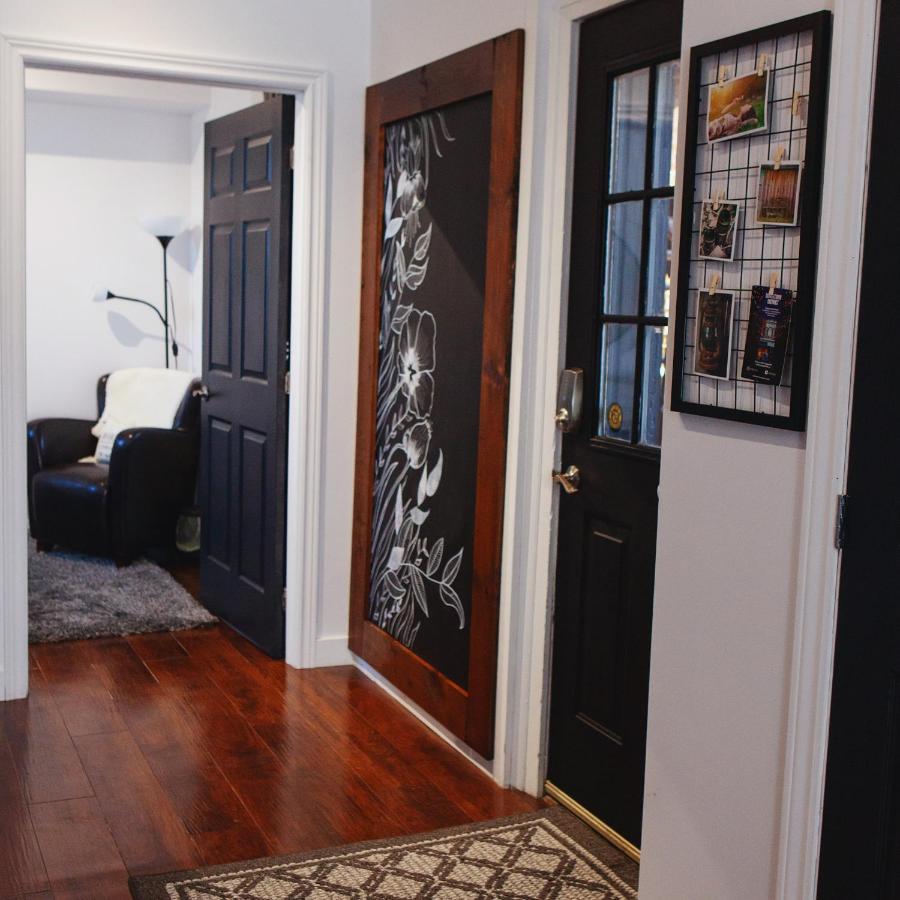 Hip Heritage Main Floor Flat In Downtown District ベルビル エクステリア 写真