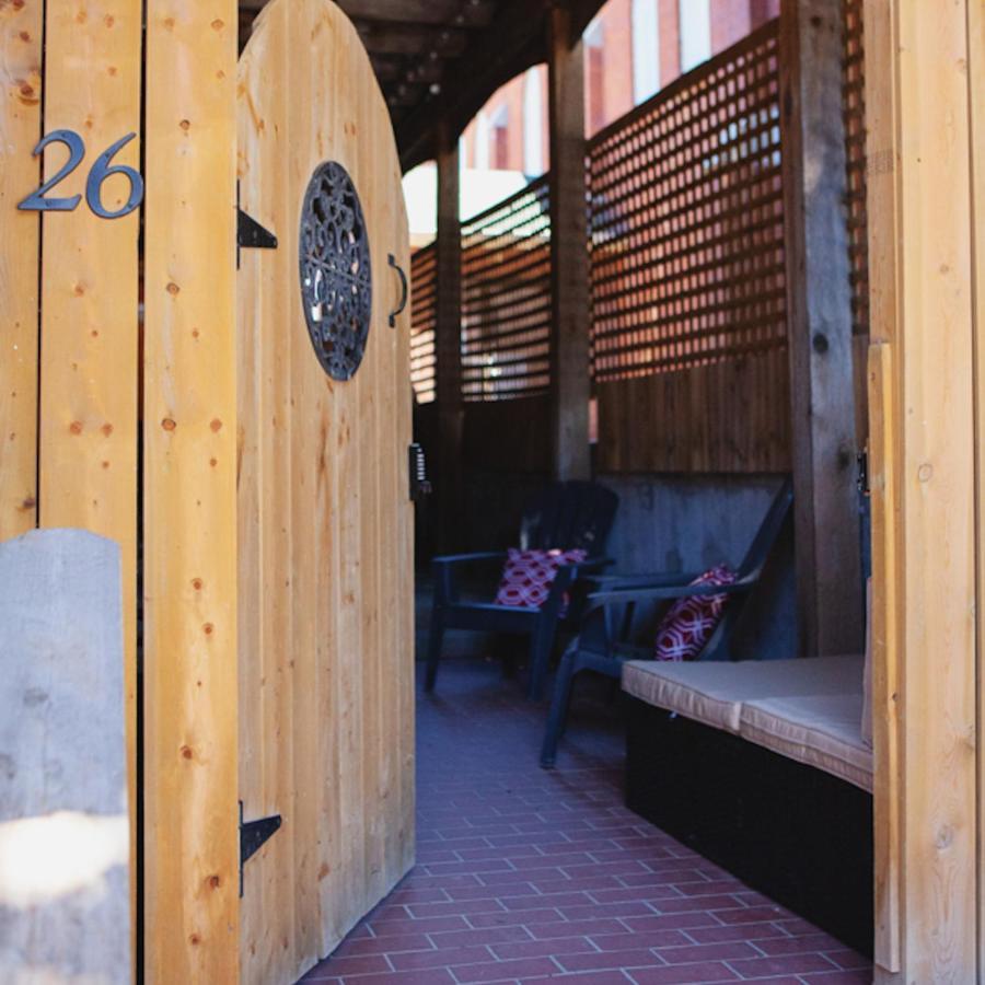 Hip Heritage Main Floor Flat In Downtown District ベルビル エクステリア 写真
