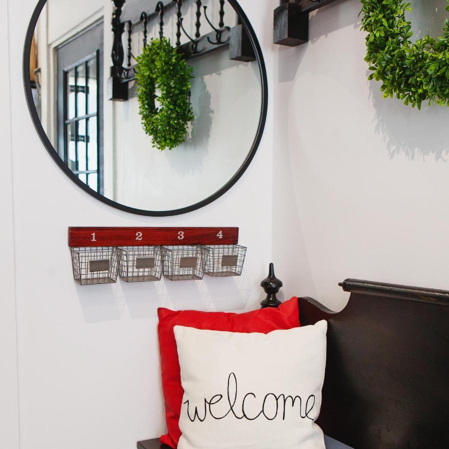 Hip Heritage Main Floor Flat In Downtown District ベルビル エクステリア 写真