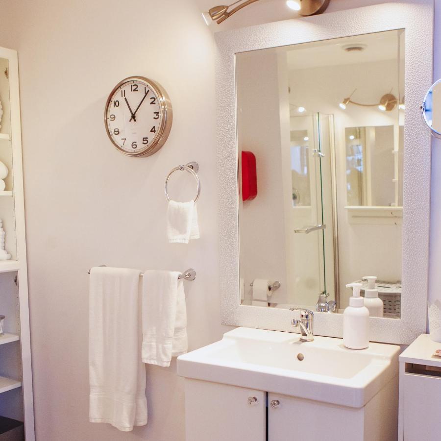 Hip Heritage Main Floor Flat In Downtown District ベルビル エクステリア 写真