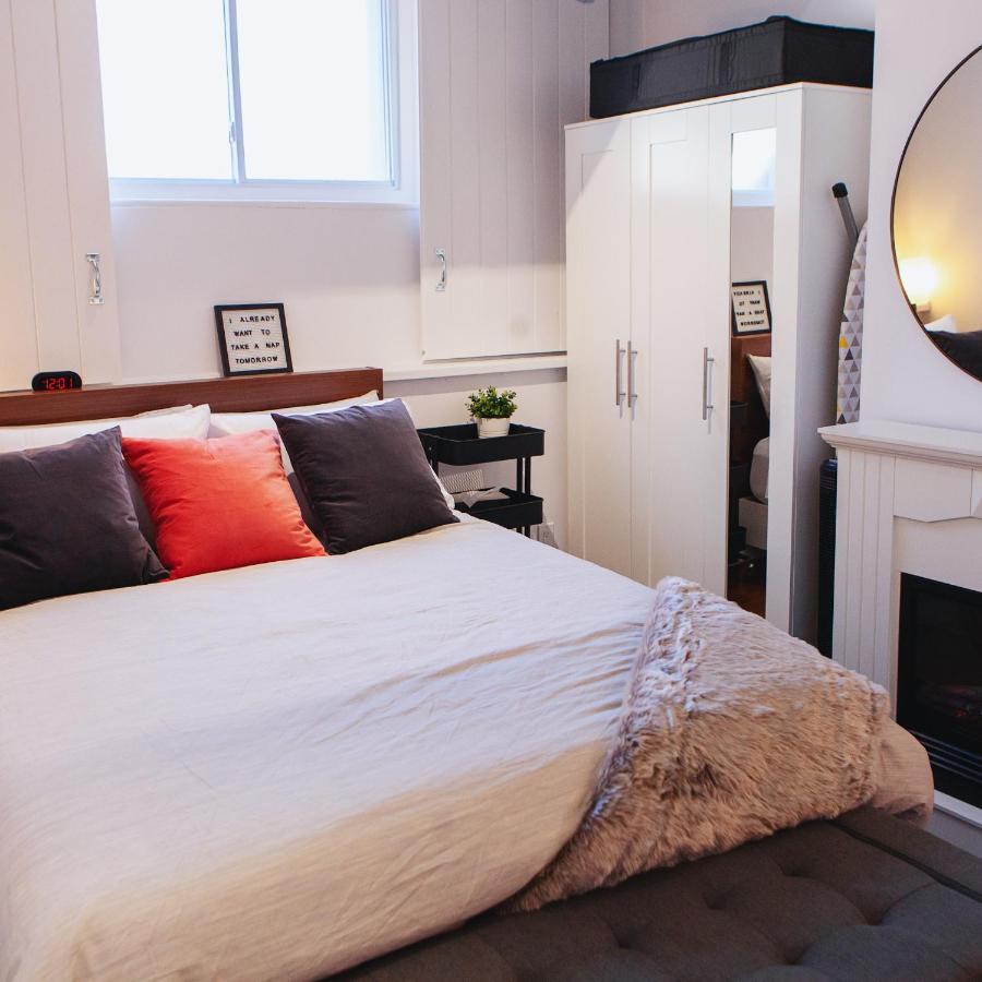Hip Heritage Main Floor Flat In Downtown District ベルビル エクステリア 写真