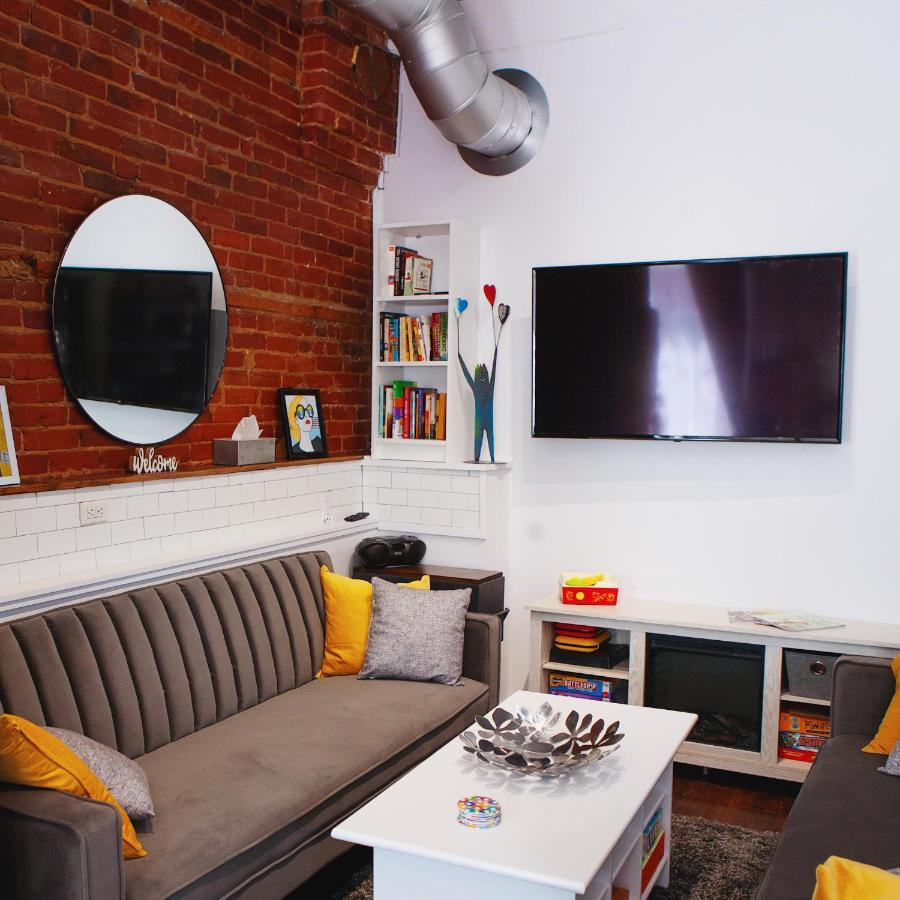 Hip Heritage Main Floor Flat In Downtown District ベルビル エクステリア 写真