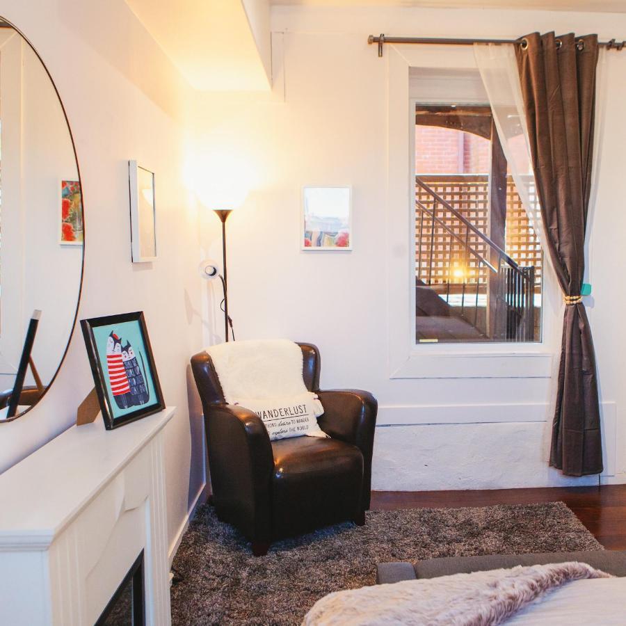 Hip Heritage Main Floor Flat In Downtown District ベルビル エクステリア 写真