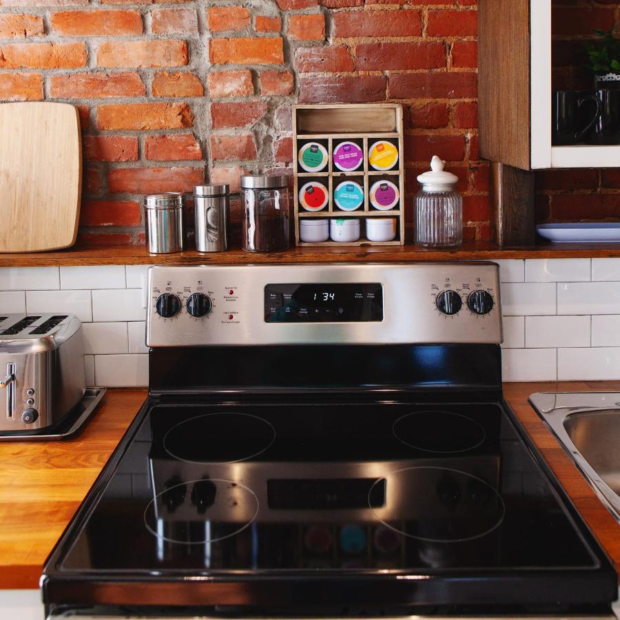 Hip Heritage Main Floor Flat In Downtown District ベルビル エクステリア 写真