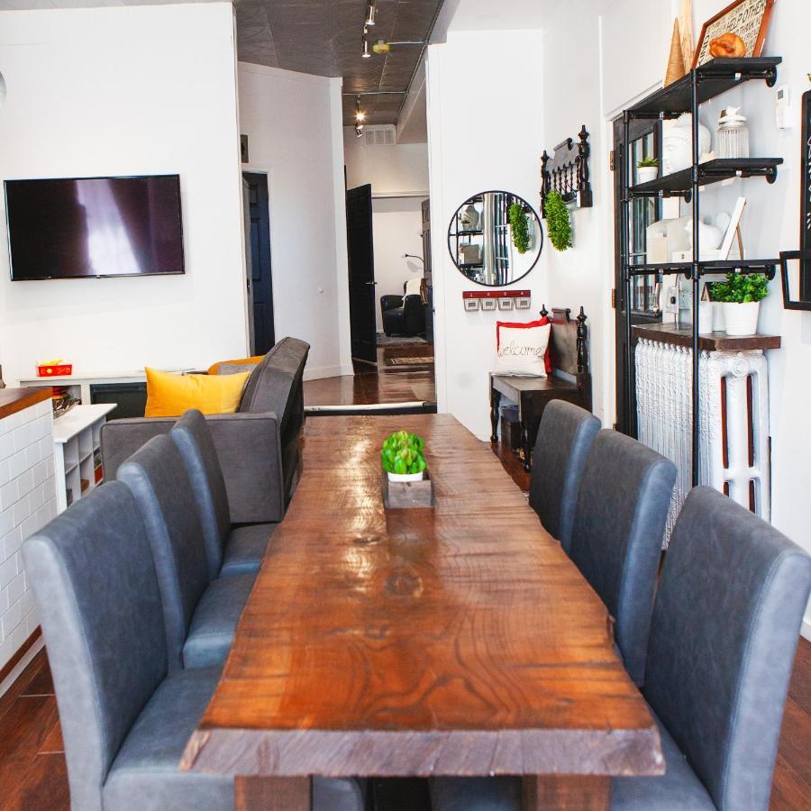 Hip Heritage Main Floor Flat In Downtown District ベルビル エクステリア 写真