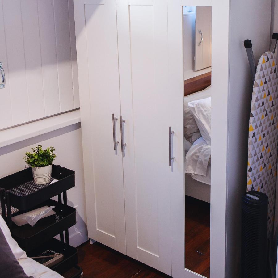 Hip Heritage Main Floor Flat In Downtown District ベルビル エクステリア 写真
