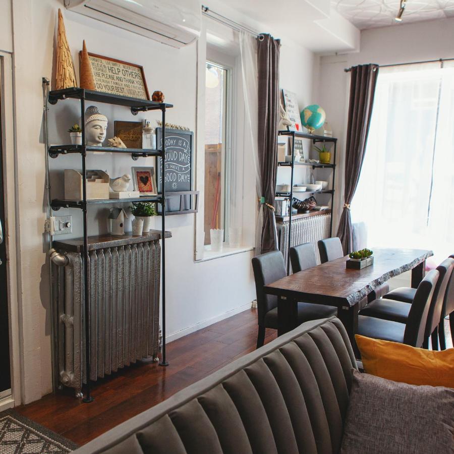 Hip Heritage Main Floor Flat In Downtown District ベルビル エクステリア 写真
