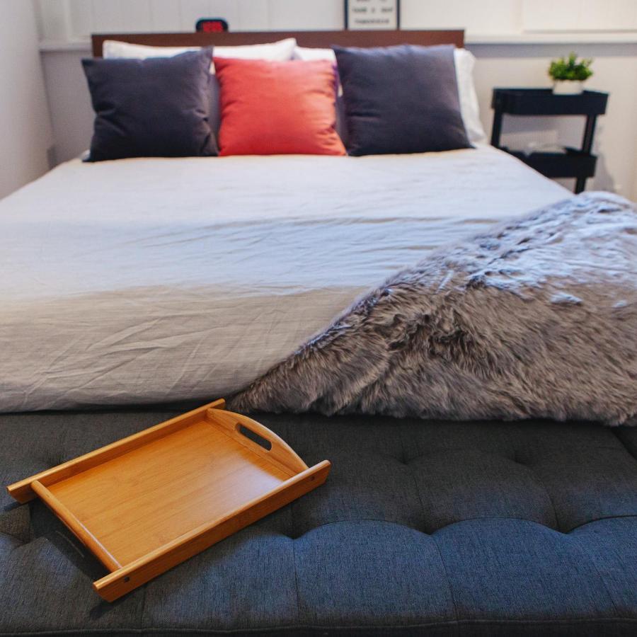 Hip Heritage Main Floor Flat In Downtown District ベルビル エクステリア 写真