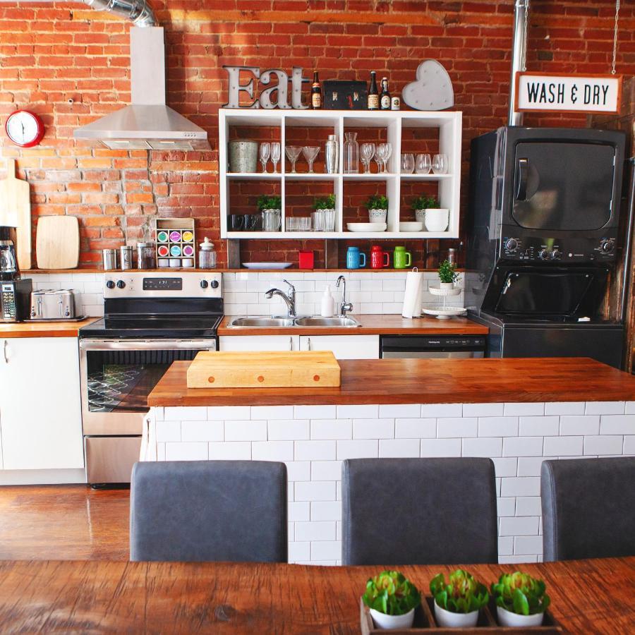 Hip Heritage Main Floor Flat In Downtown District ベルビル エクステリア 写真