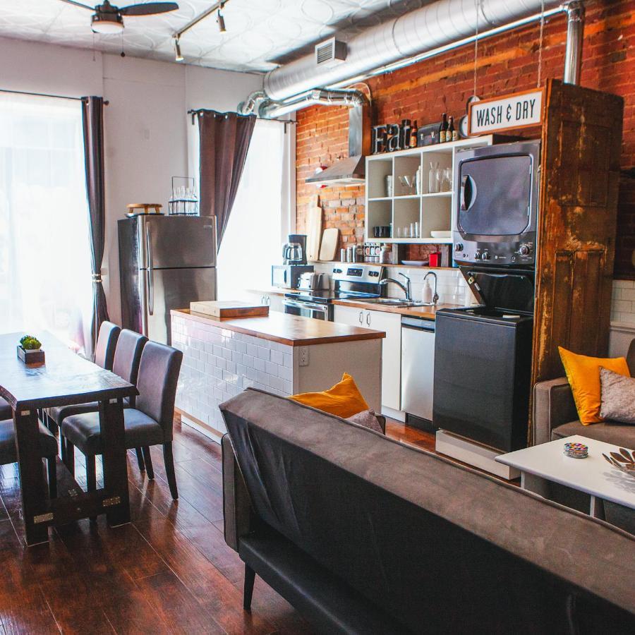 Hip Heritage Main Floor Flat In Downtown District ベルビル エクステリア 写真